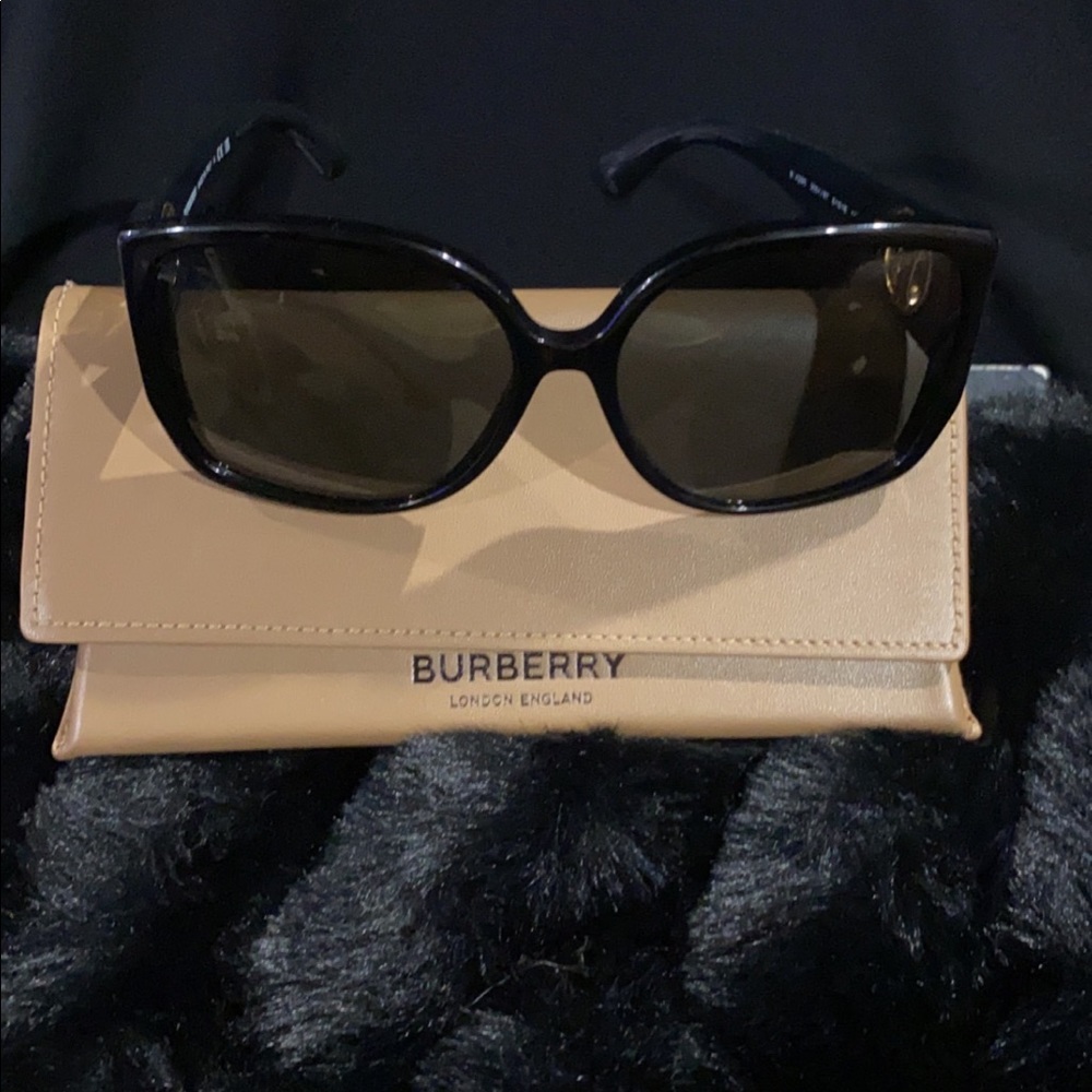 BURBERRY SUNGLASSES MAKE AN OFFER